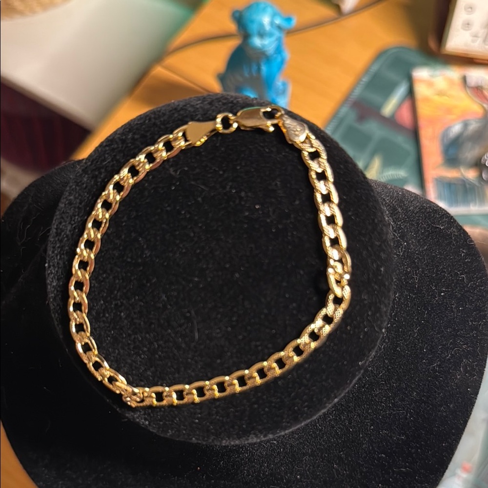 Elegant Gold Chain Bracelet